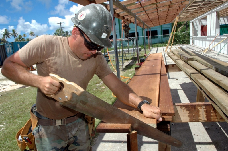 menuisier-PONTEVES-min_worker_construction_building_carpenter_male_job_build_helmet-893290